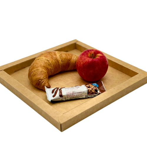 lunchpaket sandwich dunkel mit salami, apfel, schokoriegel